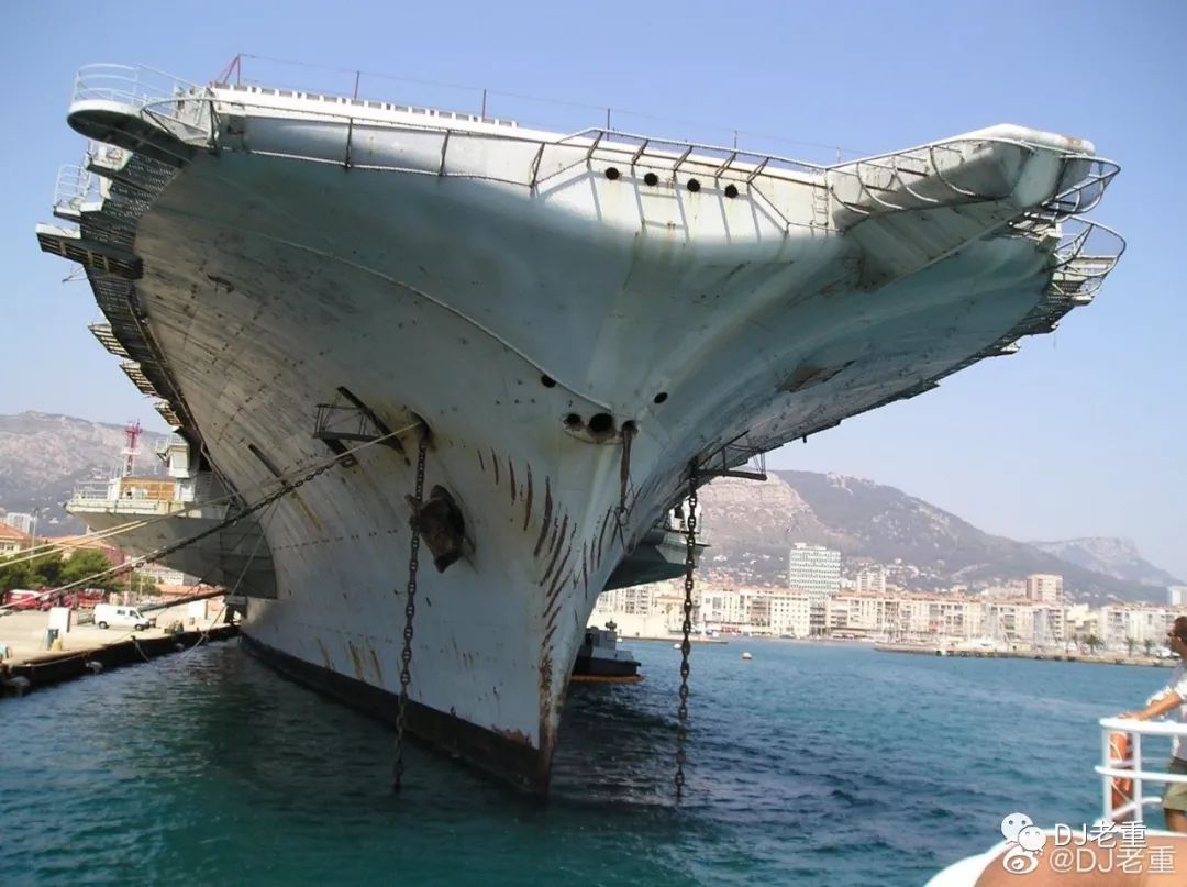 甲板前缘有一个回收角突出来,让整个航母从船头看像一只独角兽,很威武