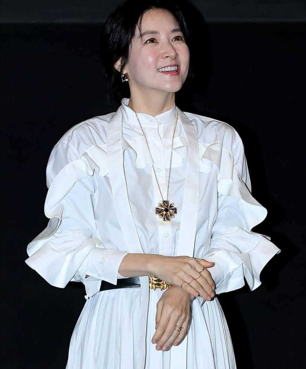 原创49岁李英爱也太美了,低马尾搭配白色连衣裙简约大气,高级又时髦