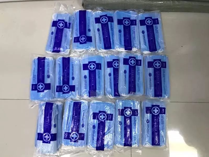 成功抓获销售假口罩的某药店老板曾某,追回假冒伪劣医用口罩320余只