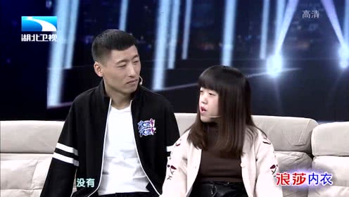 大王小王一对特别的情侣手脚配合比爱心