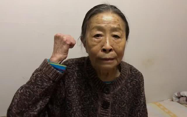 演员张少华眉毛秃有点驼背,脸上满是老年斑,但精神状态很好!