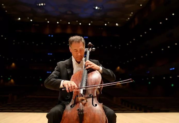 这位前大提琴手还提出了另一种可能性:也许是那位患者坐姿不端正,下