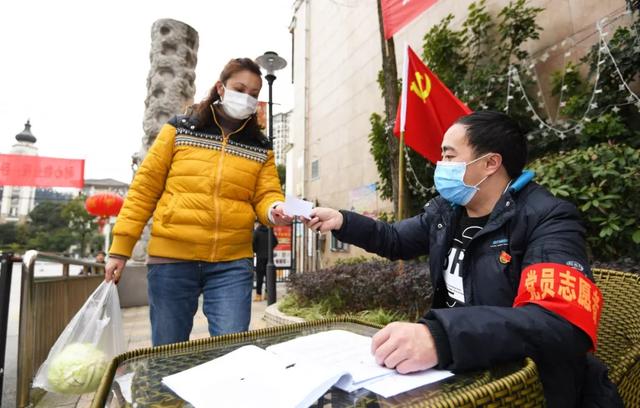 在新冠肺炎疫情防控工作中,这对"逆行者"分别在各自