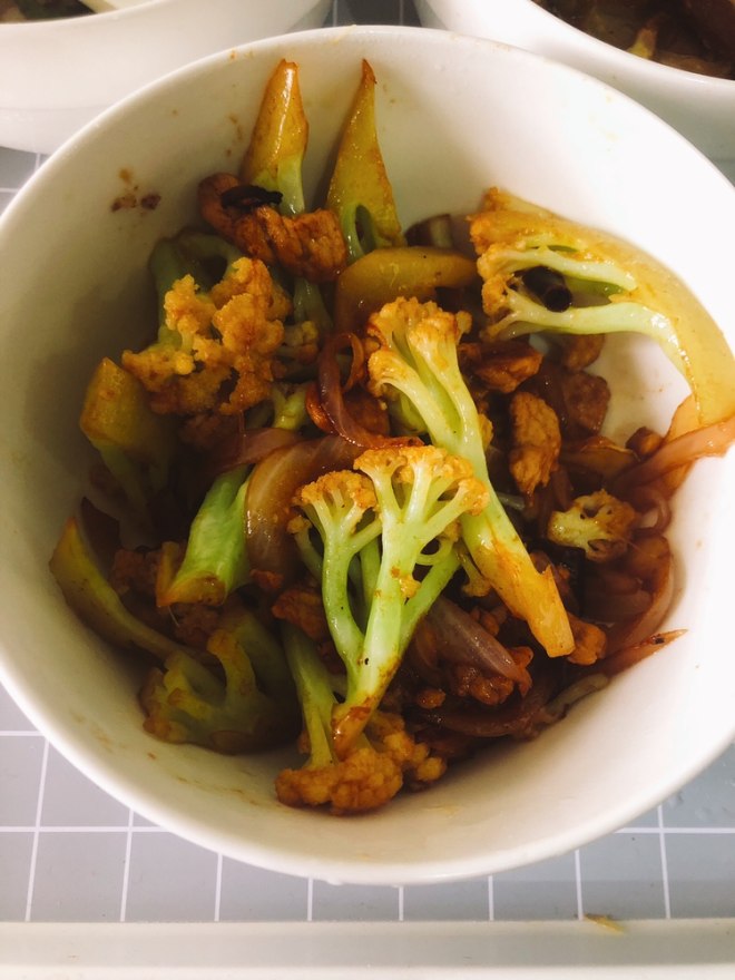 不能出门送您简单的素菜菜谱,干锅花菜,美味营养下饭,动手吧_洋葱