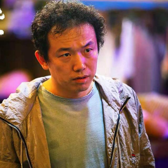 从他的经历我们可以看出,他是一个要颜值没有,要背景没有,要钱没有的