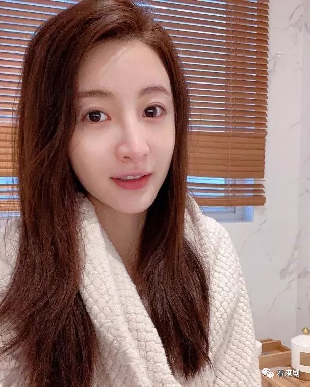 近日唔少人都选择留在家中避"炎",艺人林夏薇都唔