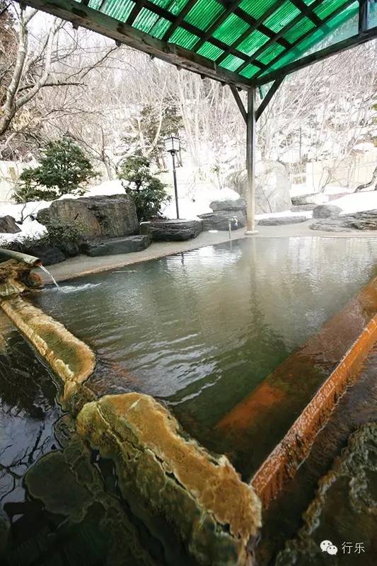 泡進上湯,感覺順滑的溫泉水溫柔地滋潤包裹著全身,心情一下子輕鬆暢快