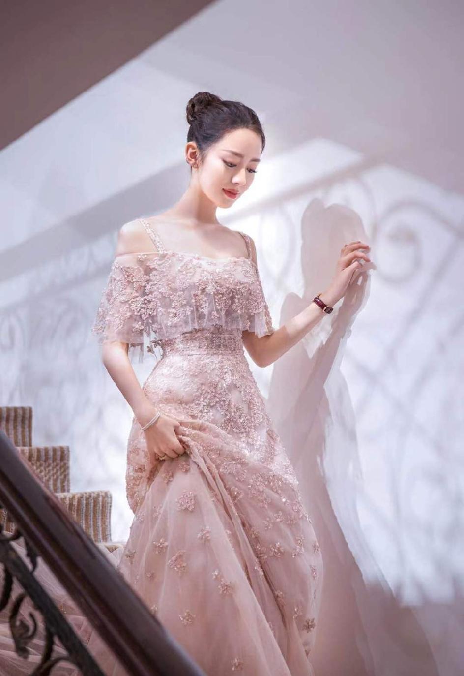 原创吉娜的腰有多细天天兄弟拿头围比拼输惨一身红衣又美了