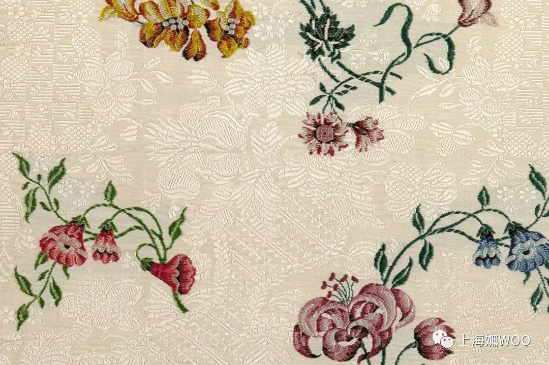 对称构图,以涡卷状,贝壳状及其他曲线形态,构成花卉,藤蔓,茛苕等图案