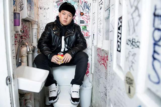 乍看之下,你会以为纽约华裔 eddie huang(中文名:黄颐铭)只是以为热爱