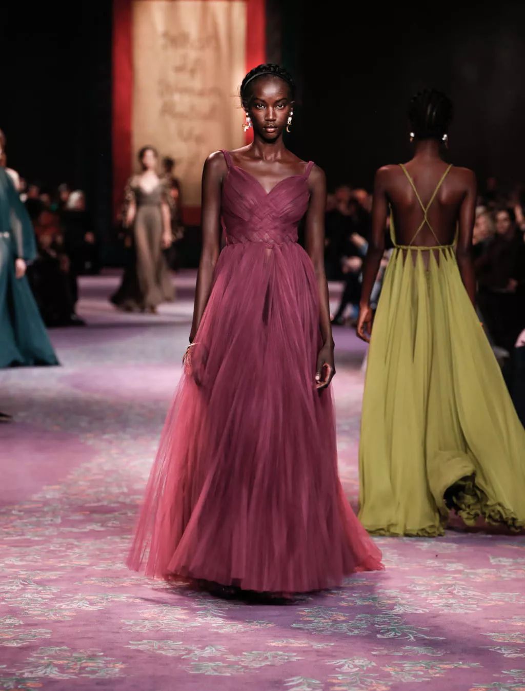 埃及黑珍珠超模震撼t台,逆天长腿腰都要到我脖子了!