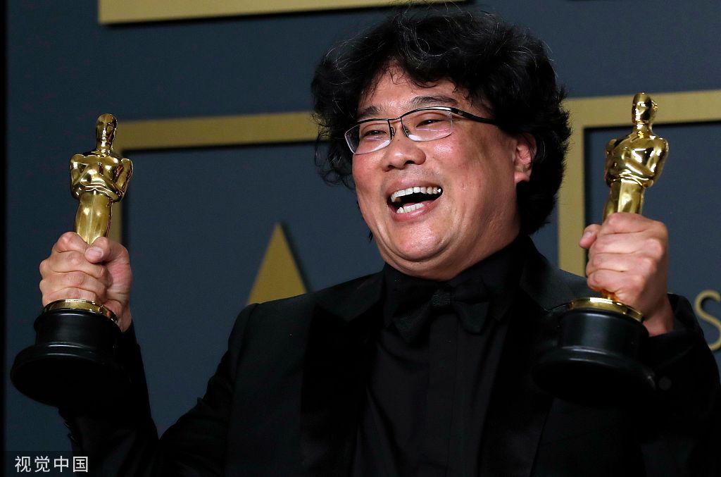 奥斯卡颁奖礼后台 奉俊昊手持双金人喜笑颜开