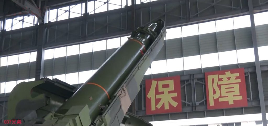 火箭军最新训练画面曝光02一排东风16导弹壮观起竖