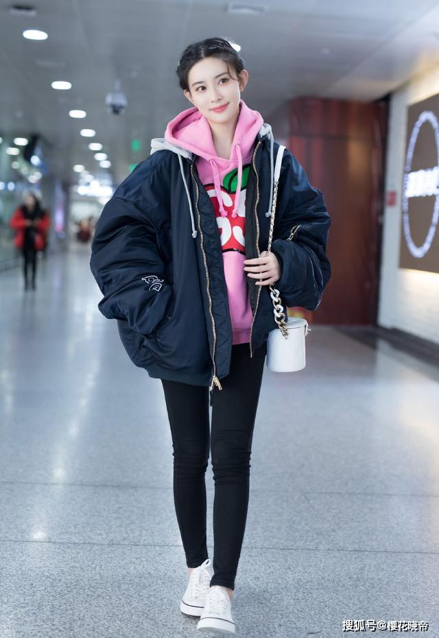 她演《陈情令》备受争议,今晒私服照,穿牛仔衣抱宠物少女感十足