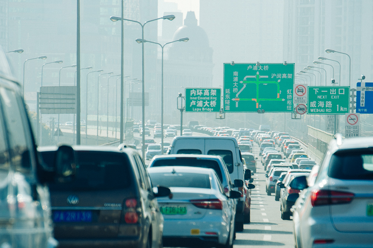 直击复工首日早高峰上海南北高架一度行驶缓慢