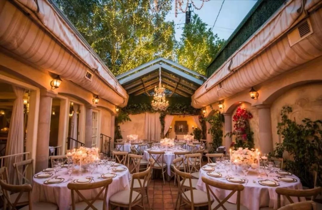 不管是在屋子里还是花园露台中好像处处可以还原无数爱情电影中优雅