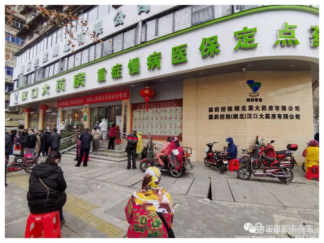 3,汉口黄石路医保定点药店4,取号隔离一米外排队5,自制防护服16,自制