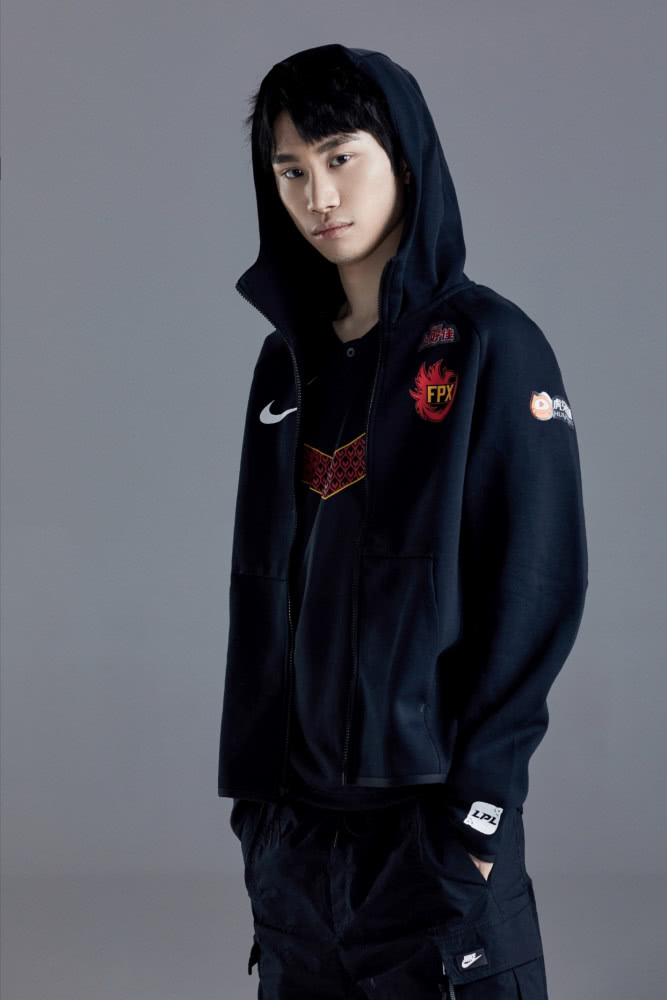 战队的老板所相中,从而开启了属于他自己的辉煌且坎坷的职业生涯道路