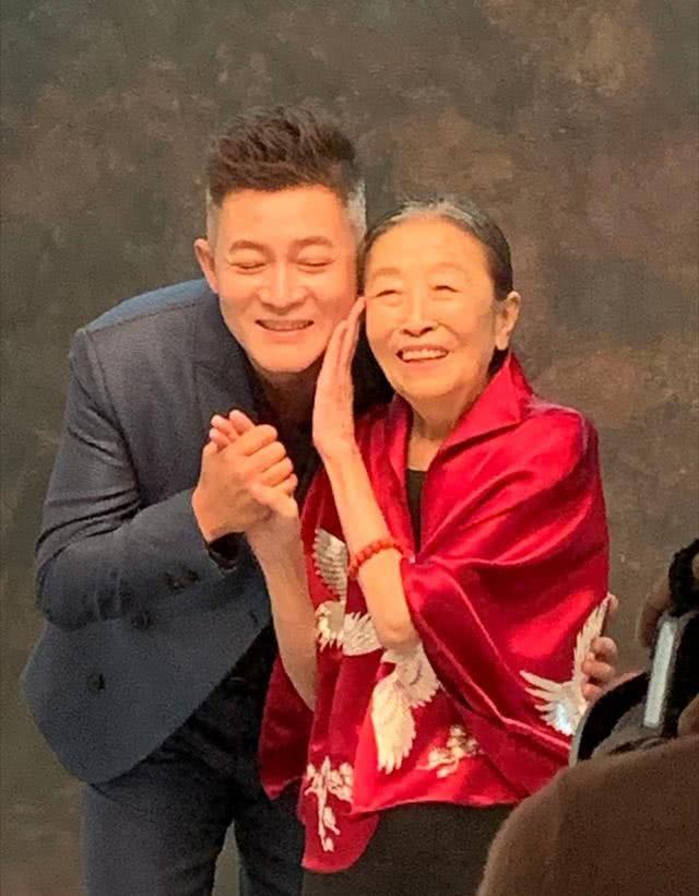 演员张少华眉毛秃有点驼背,脸上满是老年斑,但精神状态很好!