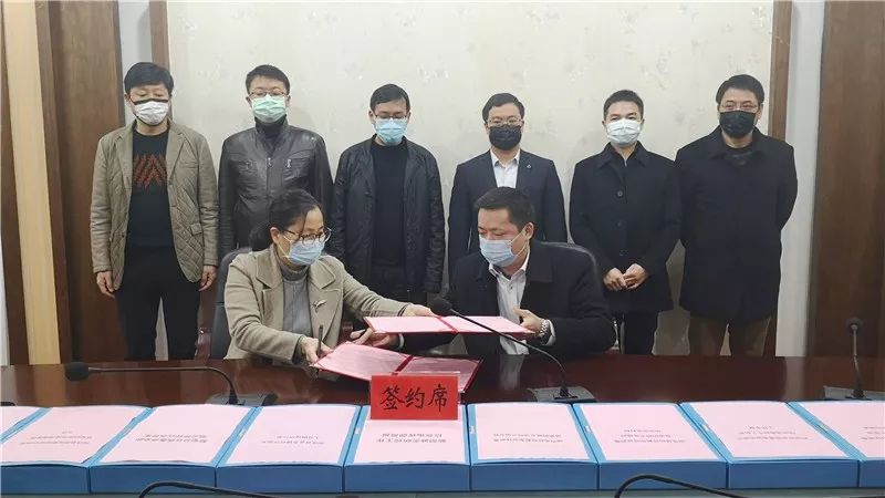 副县长叶玲与中国人寿闽侯县支公司经理林斯龙分别代表双方在《向全县