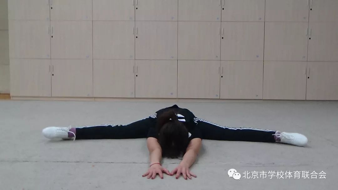 练习方法分腿坐于垫上,两腿伸直,膝面向上,上体前屈,双臂尽量前伸