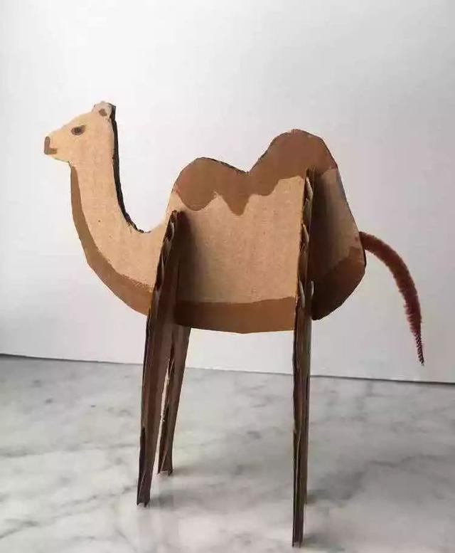 豹子的帽子被大风吹走了,它一路跑一路追,追到非洲大草原,问长颈鹿:"