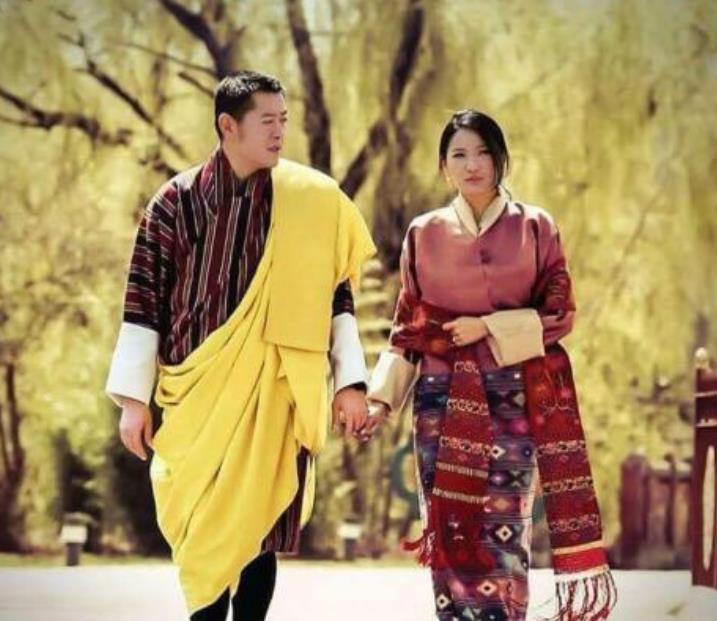 岁不丹王后委屈极了,无法原谅国王在外出轨,怀二胎还要秀恩爱