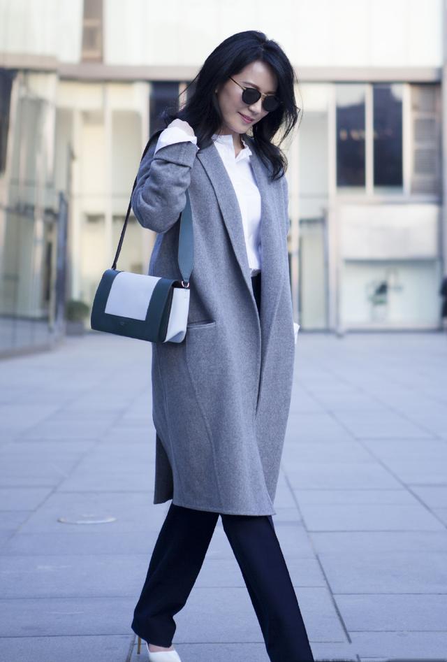 别再大衣打底裤了看俞飞鸿的穿搭50岁照样美得优雅高级