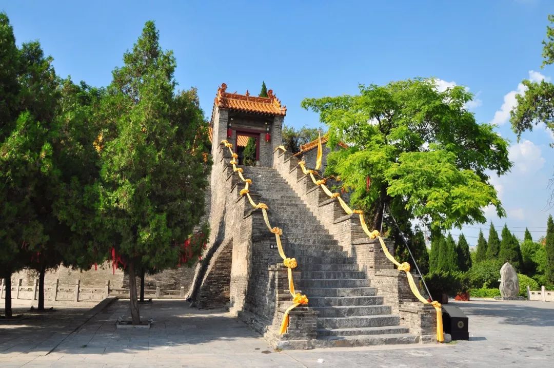 诵尽五千遗训《道德经》感悟道家思想于千年老君台三十三阶之上卷席常