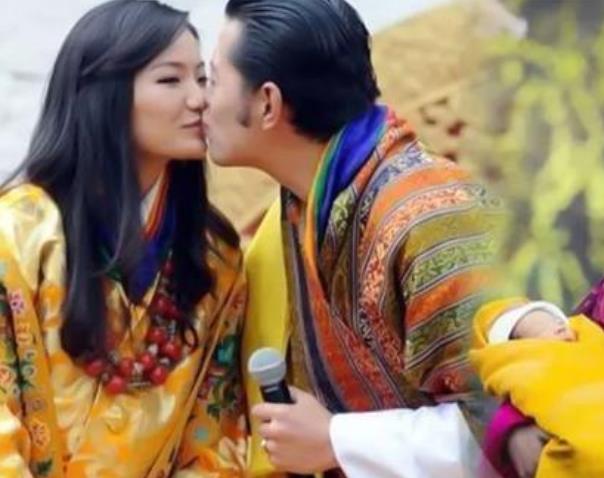 29岁不丹王后变调皮!在国王身后偷偷探头抢镜,笑容明媚真可爱啊