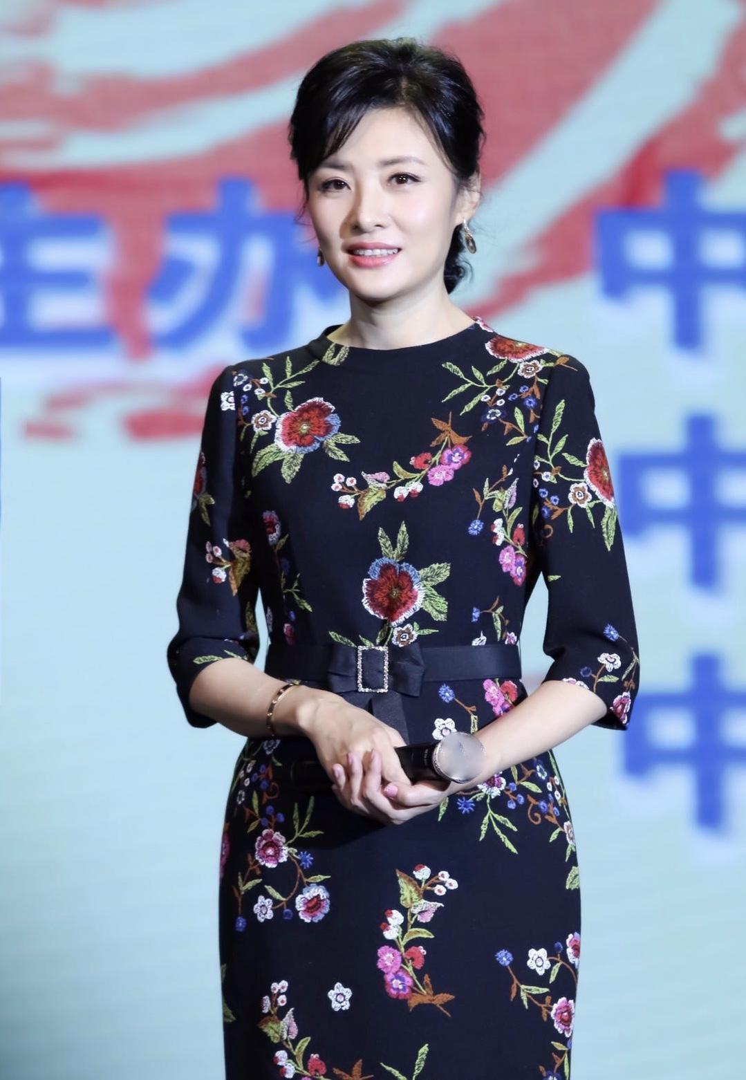 原创著名主持人周涛真会穿穿刺绣印花连衣裙高级优雅显东方女性美