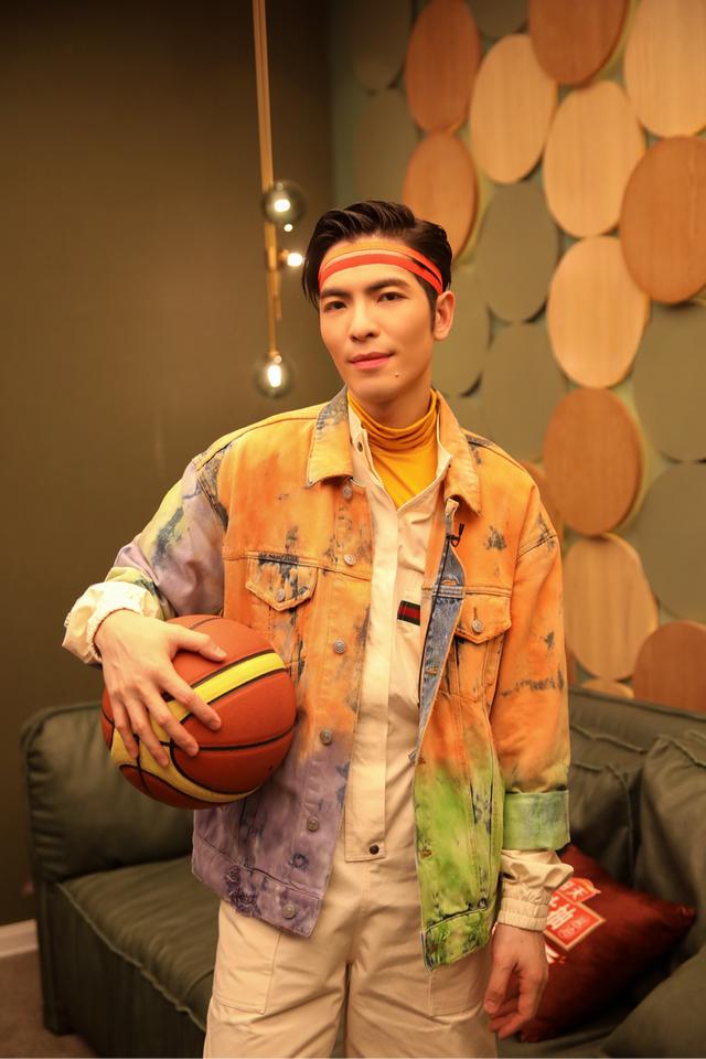 萧敬腾歌手惊喜开唱造型多变演绎独有萧式时尚