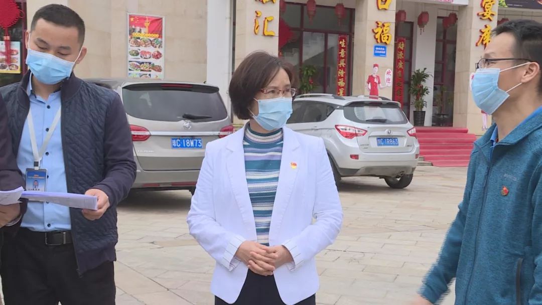 邓玉妹检查指导社区防疫工作