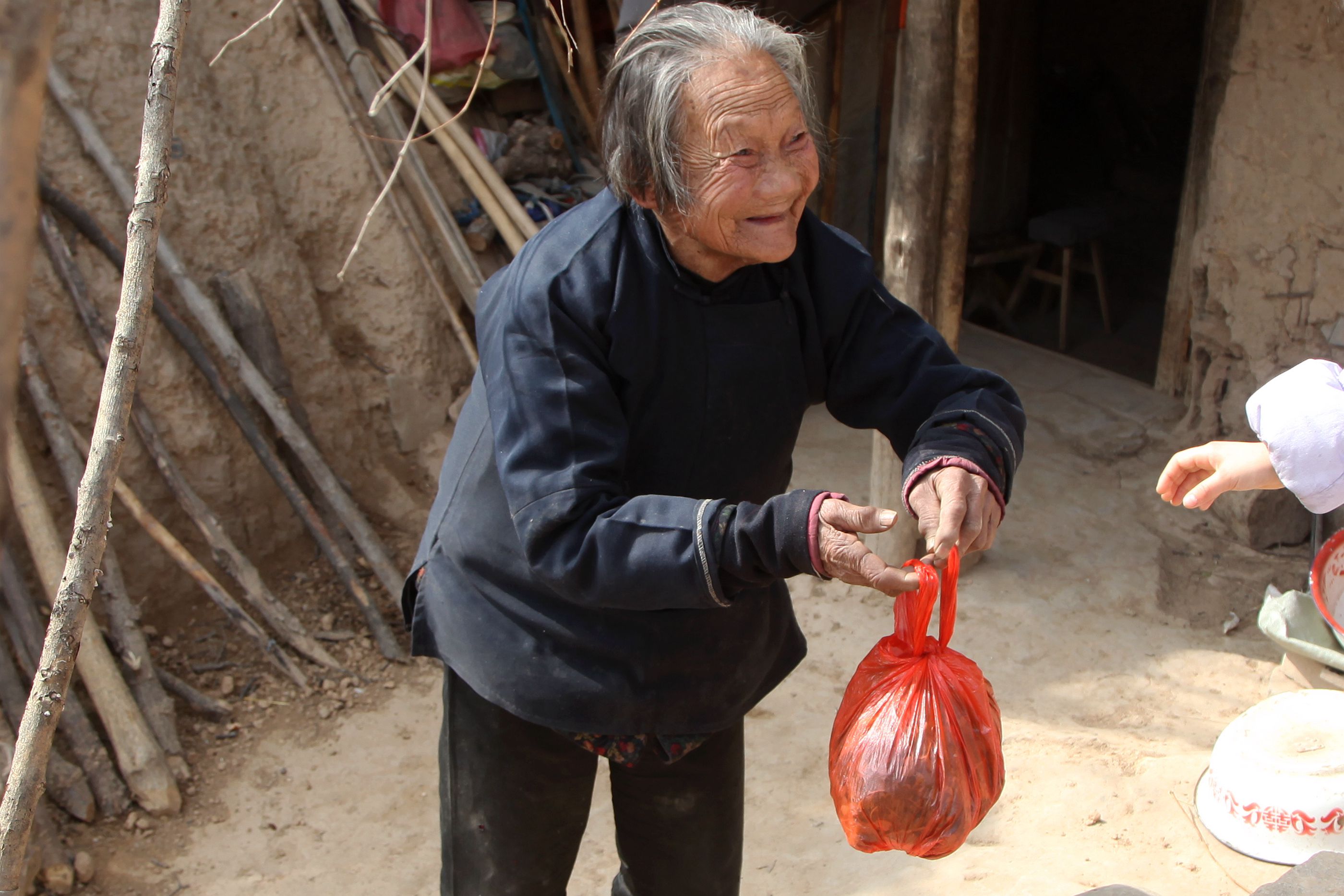 原创山西农村96岁老奶奶独居大山吃野蜂蛹30年看她活成啥样荆卫定人文
