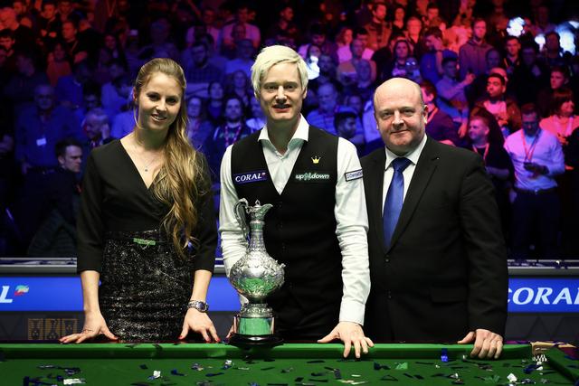 打疯了!大奖赛罗伯逊狂轰五杆破百夺冠,甜蜜亲吻妻子庆祝