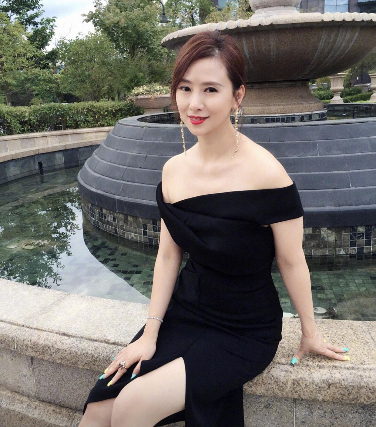 原创翁虹越老越有魅力身穿白色蕾丝连衣裙高级风情贵妇范十足