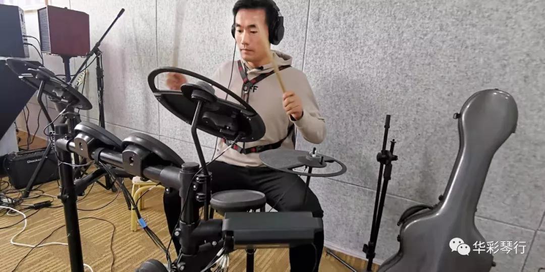 华彩琴行教学总监郭小健老师负责古筝部分录音.