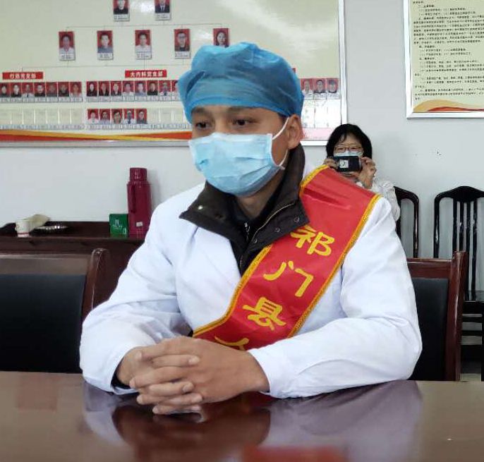 熊言松为第二批出征武汉的医护人员送行_祁门