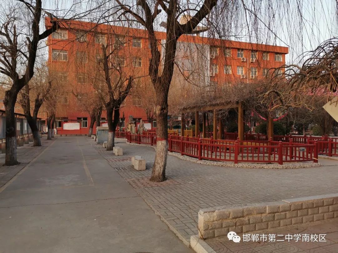 二中南校区爱国卫生突击月活动拉开序幕