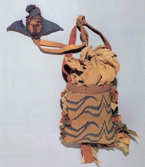 从1995年新疆民丰县尼雅1号墓地出土的汉晋"帛鱼和虎斑纹锦袋"〔图四