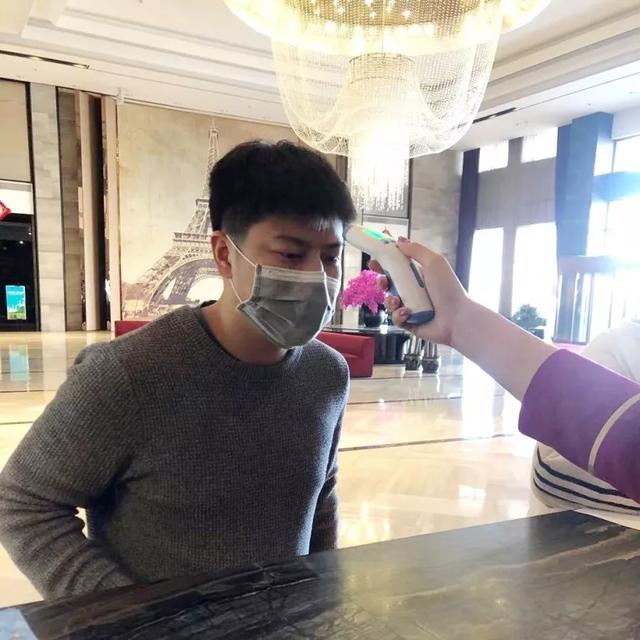 入住前进行体温测量确保酒店员工健康状态上岗为员工提供充足的个人