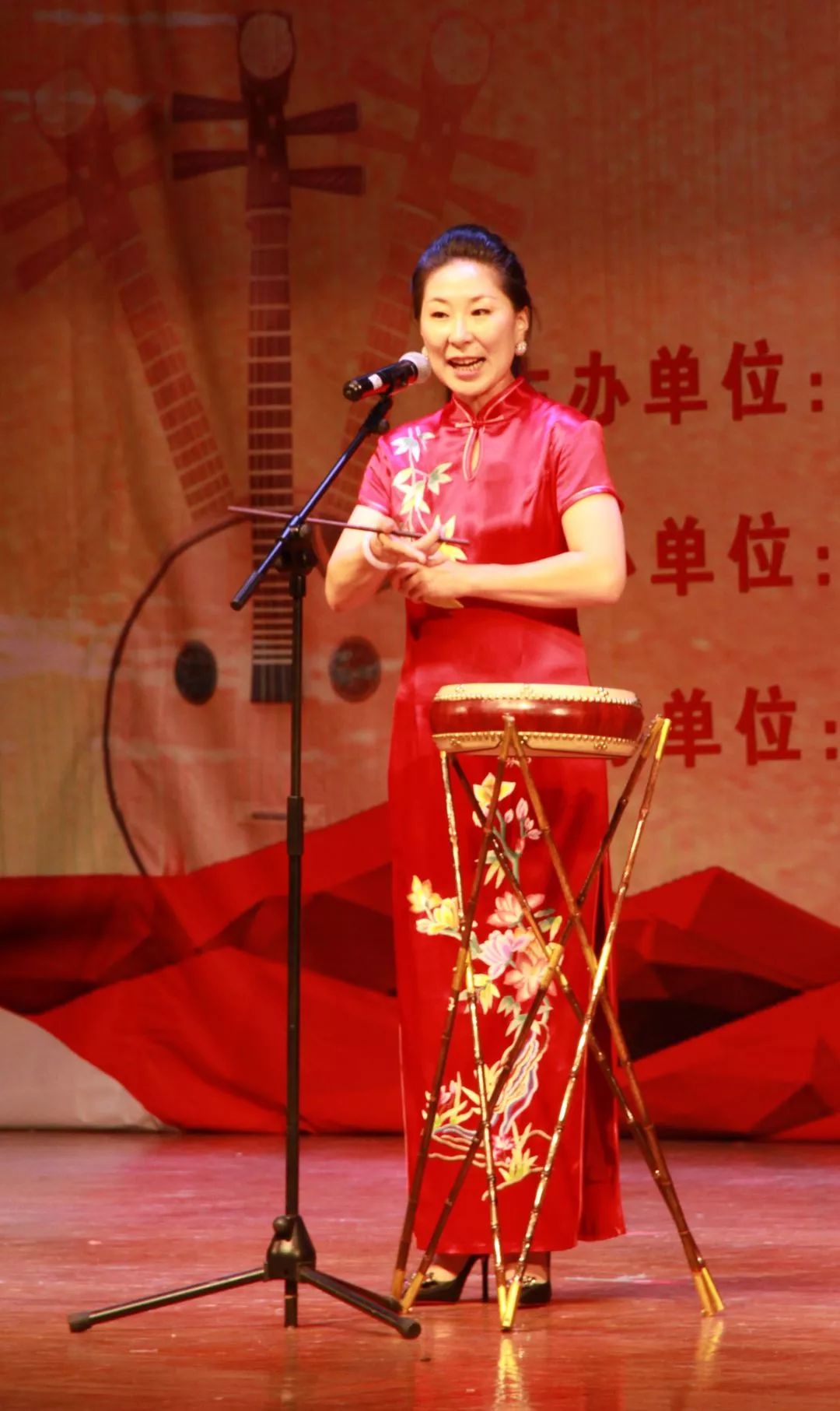 高培红,师从京东大鼓表演艺术家董湘崑亲传弟子邱金鹏先生,《鱼龙百戏