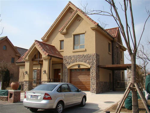 盖房子外墙不要贴瓷砖了,有钱人都懂用这种材料代替,省钱又大气_装修