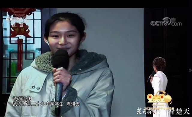 武汉16岁女孩登上央视,给医生妈妈和外公加油
