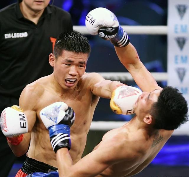 8点半张成龙会到达拳馆进行热身准备,包括拉伸,步法训练,跳绳,拳腿