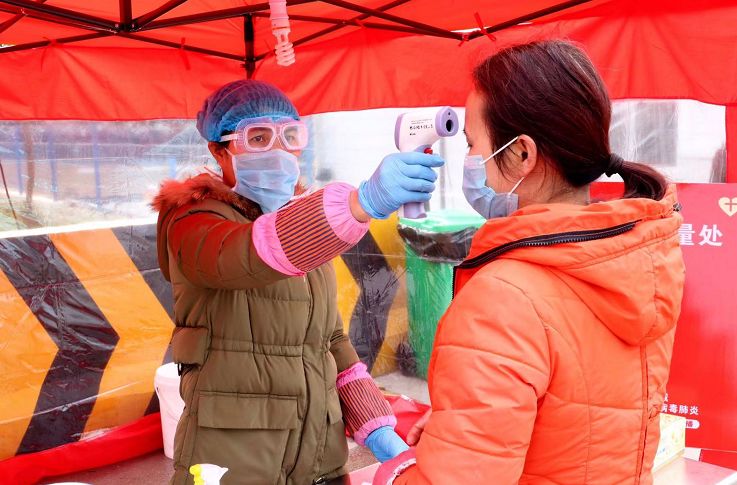 直击南宁复工复产首日市民戴口罩测体温防护意识强