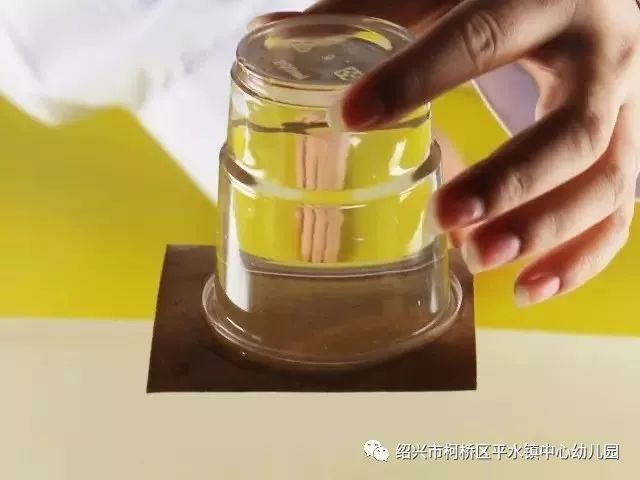 【实验原理】因为杯子里没有空气,所以外面大气压强比里面大,而水的