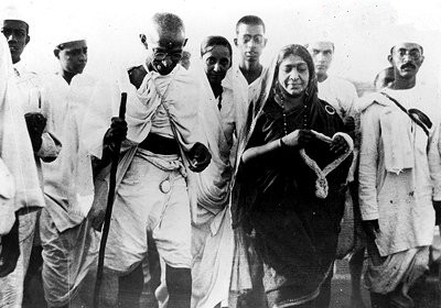 在与英国人的斗争中,他所领导的"食盐进军"运动曾轰动一时.