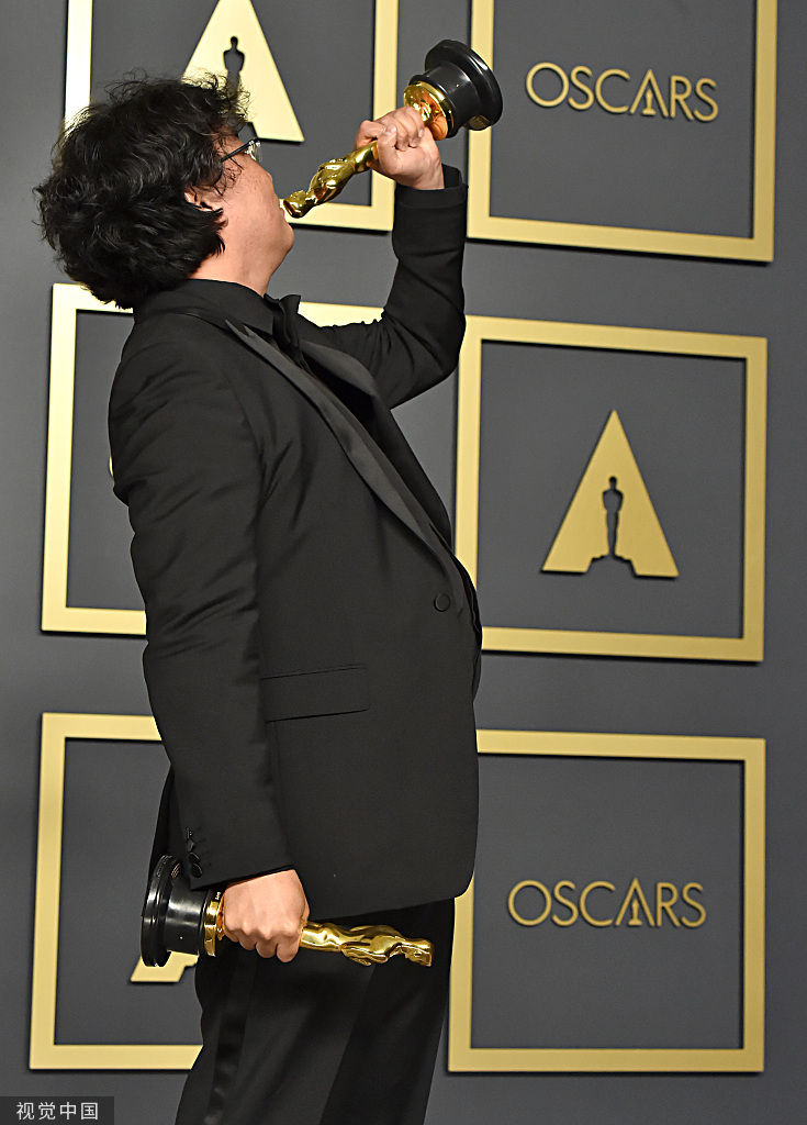 奥斯卡颁奖礼后台 奉俊昊手持双金人喜笑颜开