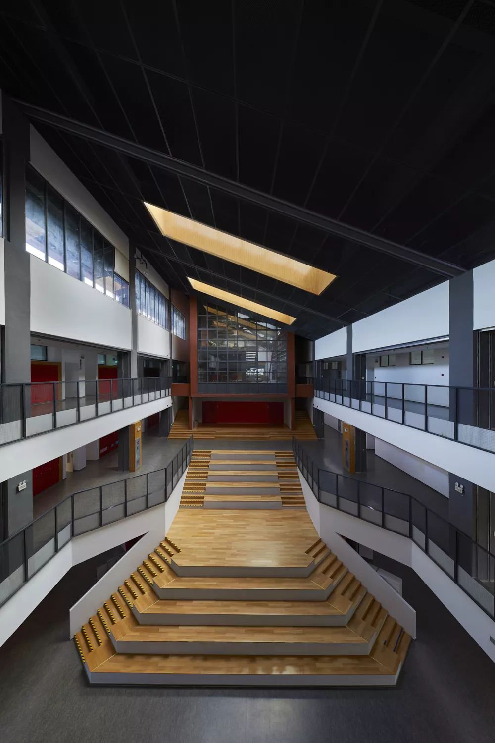 办公区的首层单独设置,以及设计在整栋教学楼最高处的图书馆安静而